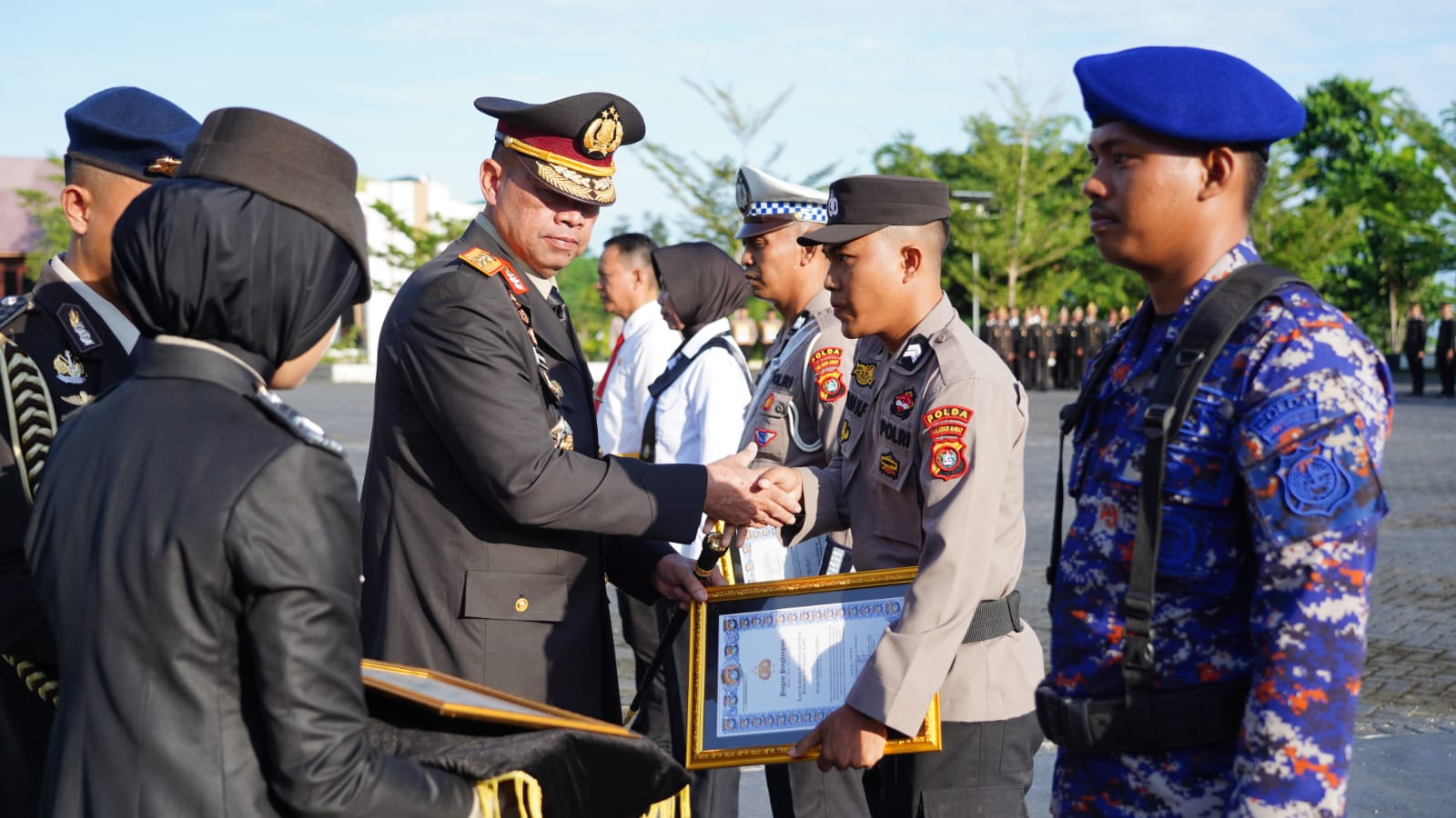 Kapolda Sulbar Beri Penghargaan 24 Personel Berprestasi di Hari Kesadaran Nasional