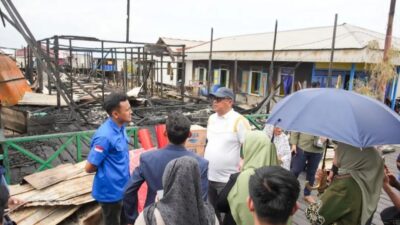KNPI dan Wali Kota Bontang saat meninjau kebakaran di Bontang Kuala.