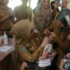 Mamuju Laksanakan PIN Polio, Bupati Sutinah Imunisasi Balita di Posyandu Mawar Putih