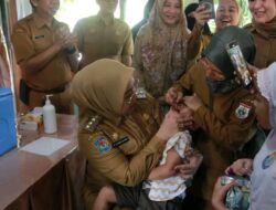 Mamuju Laksanakan PIN Polio, Bupati Sutinah Imunisasi Balita di Posyandu Mawar Putih