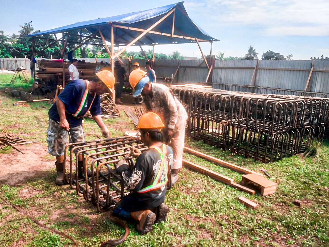 Para pekerja proyek Rumah Kreasi Milenial (RKM) Bontang merakit besi pancang, Sabtu (6/7/2024).