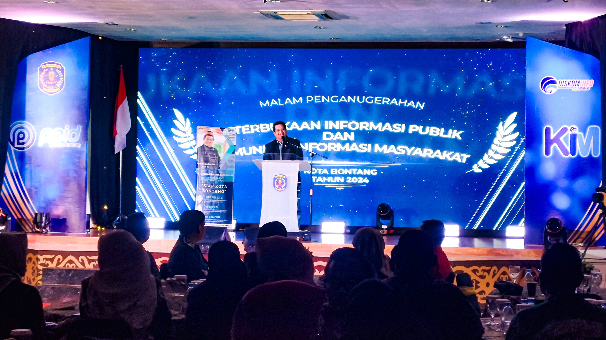 Kepala Dinas Komunikasi dan Informatika (Diskominfo) Kota Bontang, Anwar Sadat saat menyanyikan sambutannya di malam penganugerahan keterbukaan informasi publik, Selasa (17/9/2024).