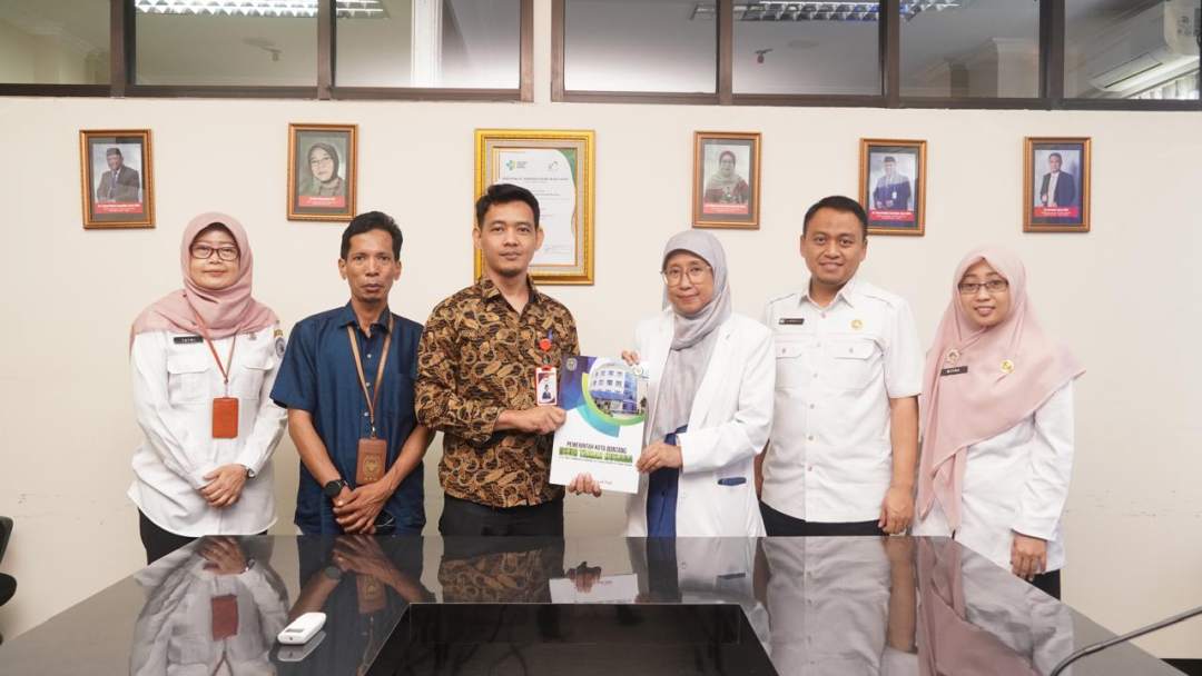 Tim Pemeriksa Kesehatan Bapaslon Serahkan Berkas Pemeriksaan ke KPU Bontang. (FOTO: IST)