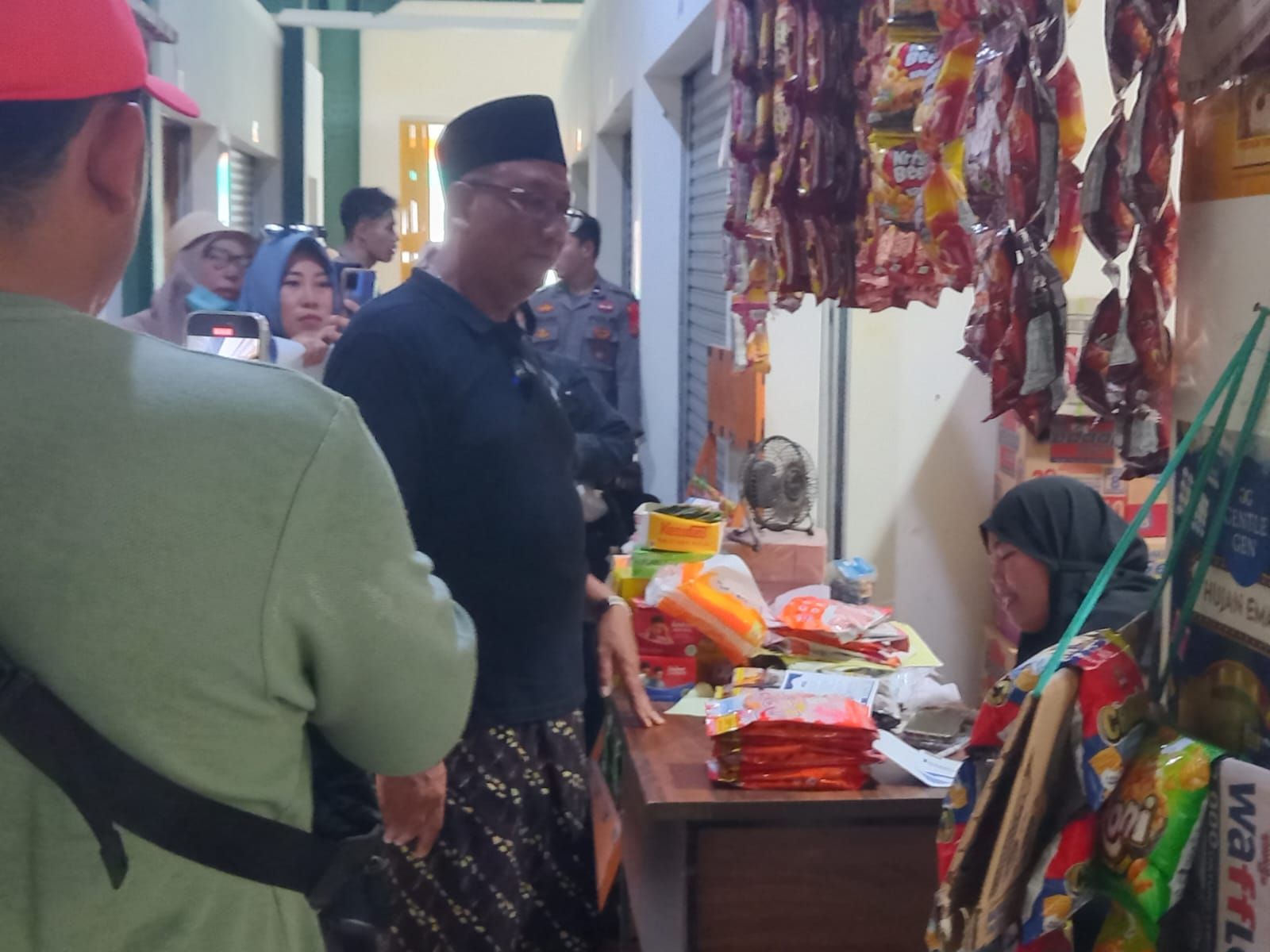 Chusnul Dhihin bersama rombongan saat mengunjungi pasar Citra Mas Loktuan beberapa waktu lalu.