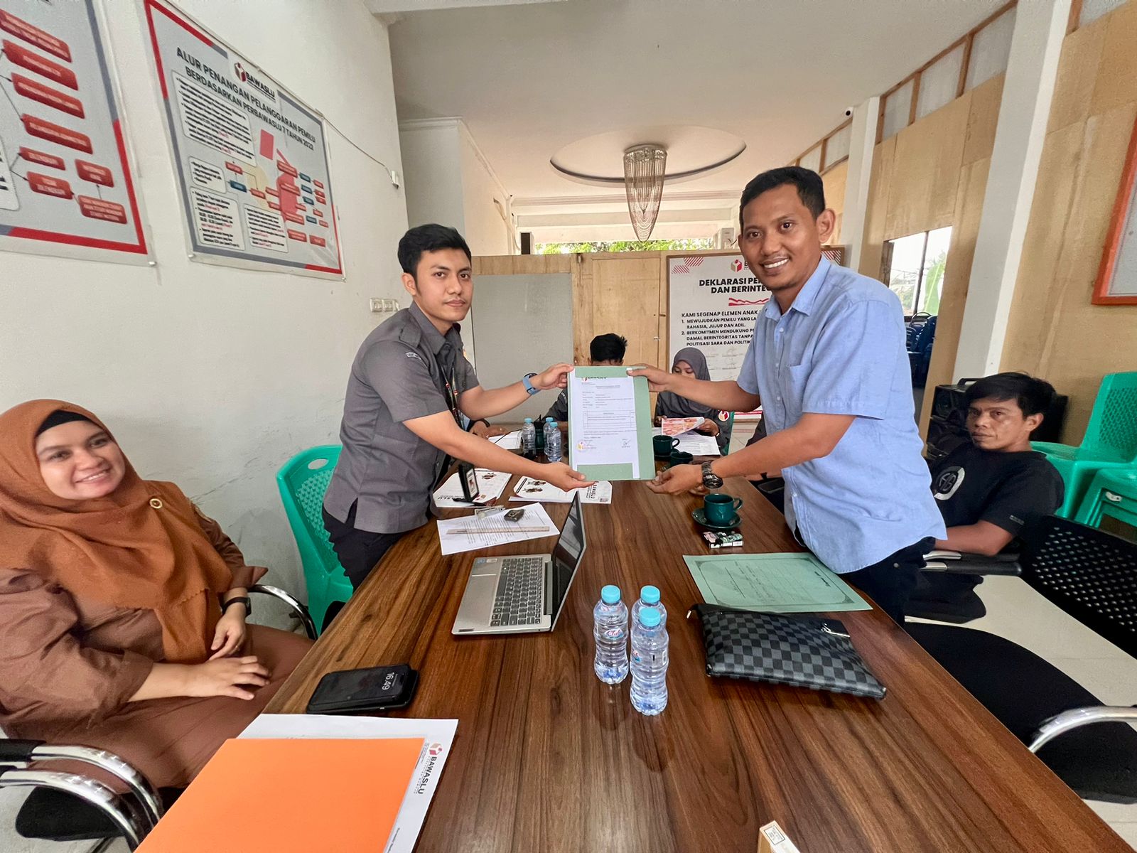 Sejumlah Akun Medsos Dilaporkan ke Bawaslu Mamuju atas Isu Hoax dan Black Campaign