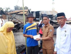 Pjs. Bupati Habibi Azis dan Baznas Bantu Korban Kebakaran Tanjung Batu