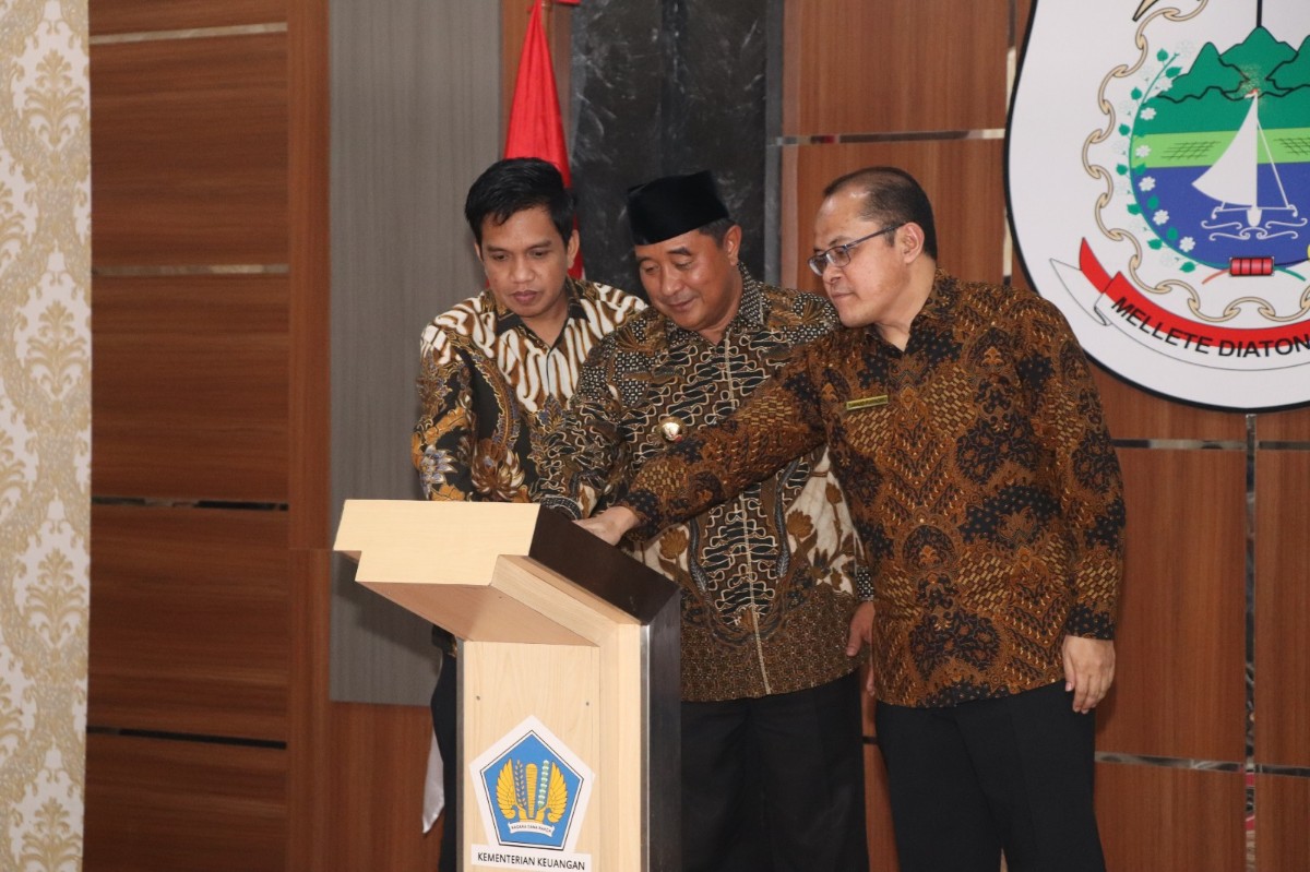 Pj Gubernur Sulbar Serahkan DIPA dan Buku Alokasi TKD Tahun Anggaran 2025