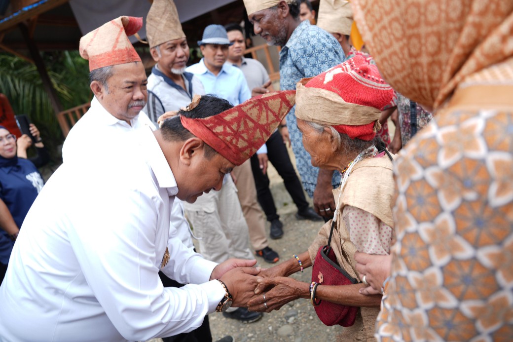 Pj Bahtiar Disambut Tarian Me’aju di Kawasan Suku Bunggu, Serahkan Bantuan dan Bibit Sukun