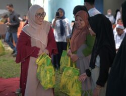 Safari Ramadan Perdana Pemkab Mamuju, Bupati Sutinah Serahkan Bantuan di Tapalang