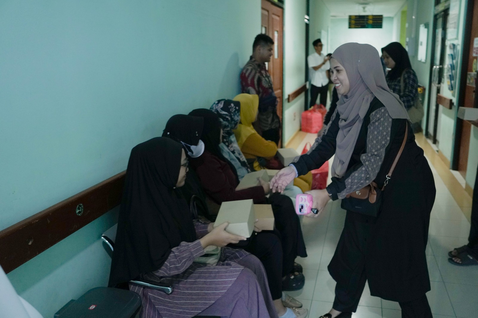 PWI Bontang Bagikan Ratusan Takjil di RSUD Taman Husada, Dirangkai dengan Kajian Ramadan