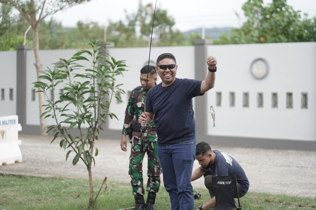 Lanal Mamuju Gelar Buka Puasa Bersama Media dengan Mancing Ikan Bandeng dan Nila