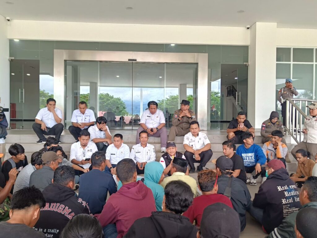 Kabag Persidangan DPRD Sulbar Terima Aksi Unjuk Rasa dari Aliansi Masyarakat Gentungan Raya