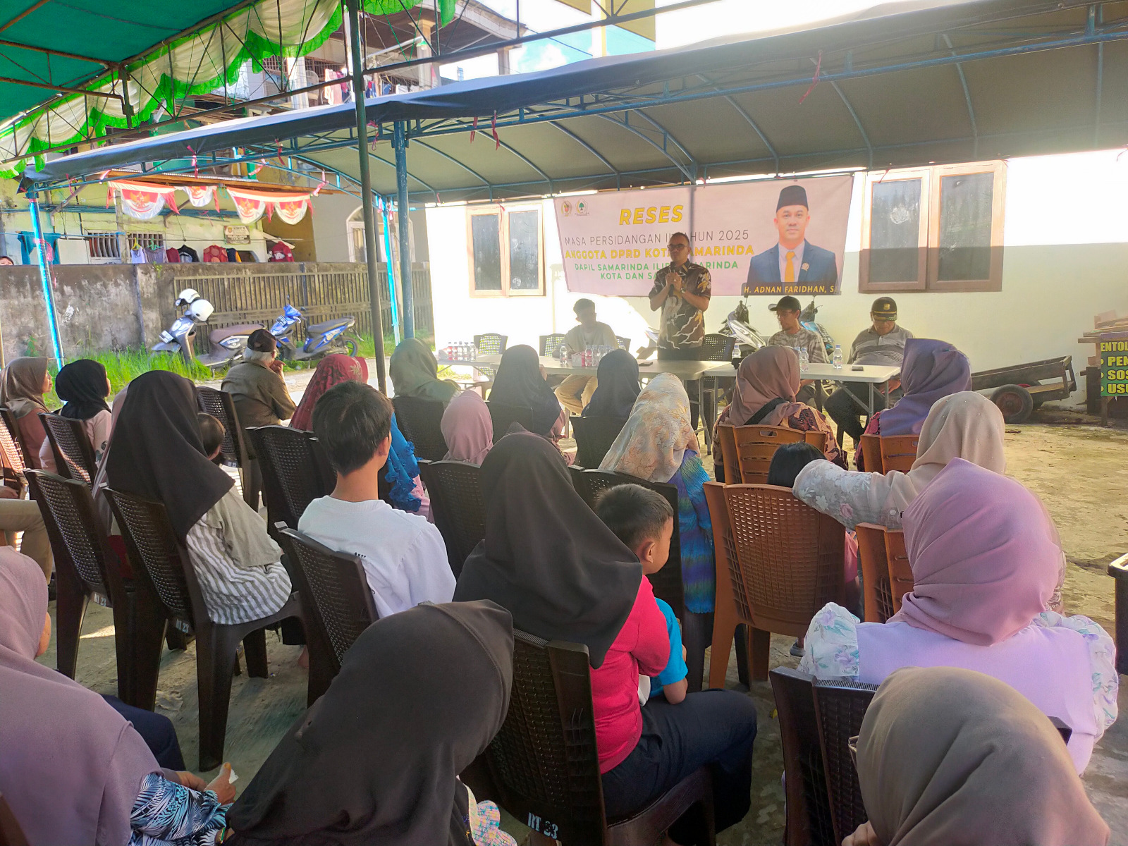 Anggota Komisi I DPRD Samarinda Adnan Faridhan melakukan serap aspirasi di Jalan Muso Salim, Kelurahan Karang Mumus, yang dihadiri 15 ketua RT dan sejumlah masyarakat. (Foto : Him)