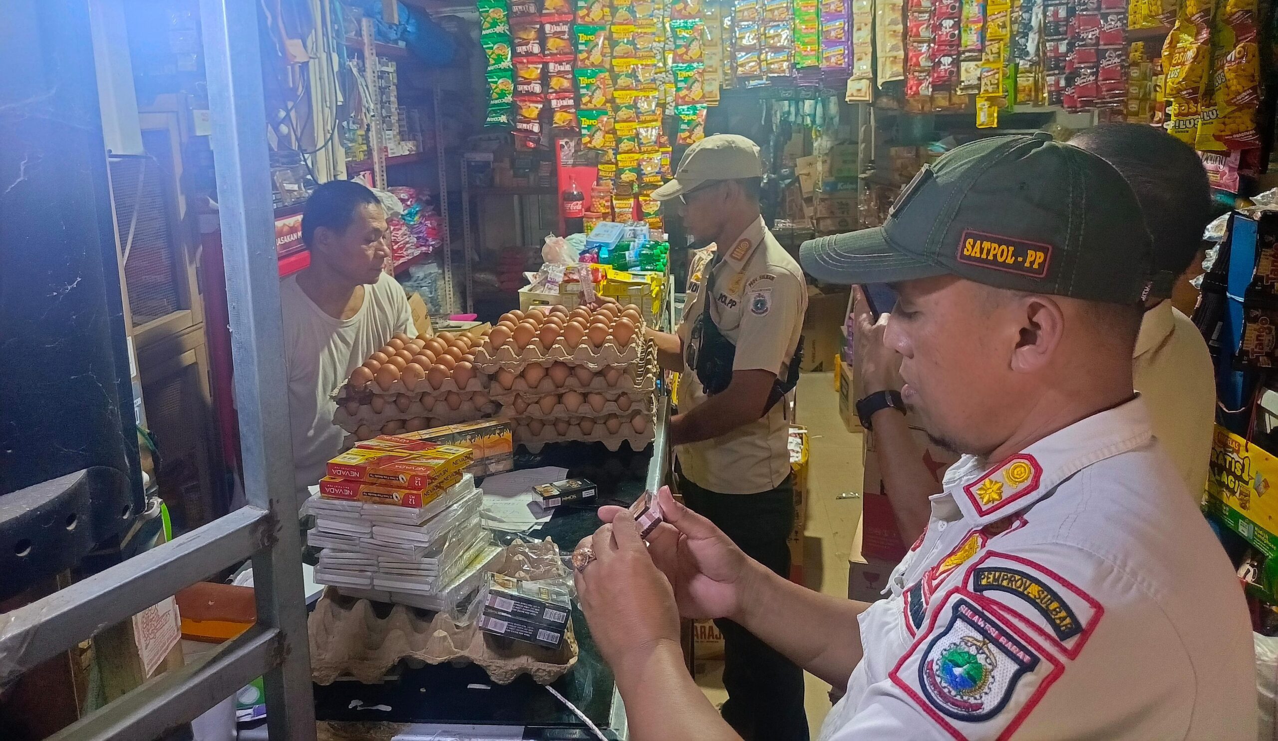 Awasi Peredaran Rokok Ilegal, Satpol PP Sulbar Lakukan Pemantauan di Polman