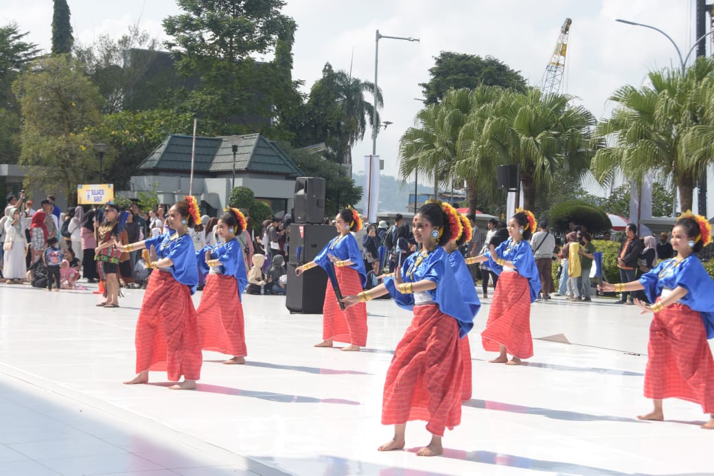 Diikuti 6 Negara, Tim Kesenian Sulbar Tampil Gemilang di Festival Folklore Samarinda