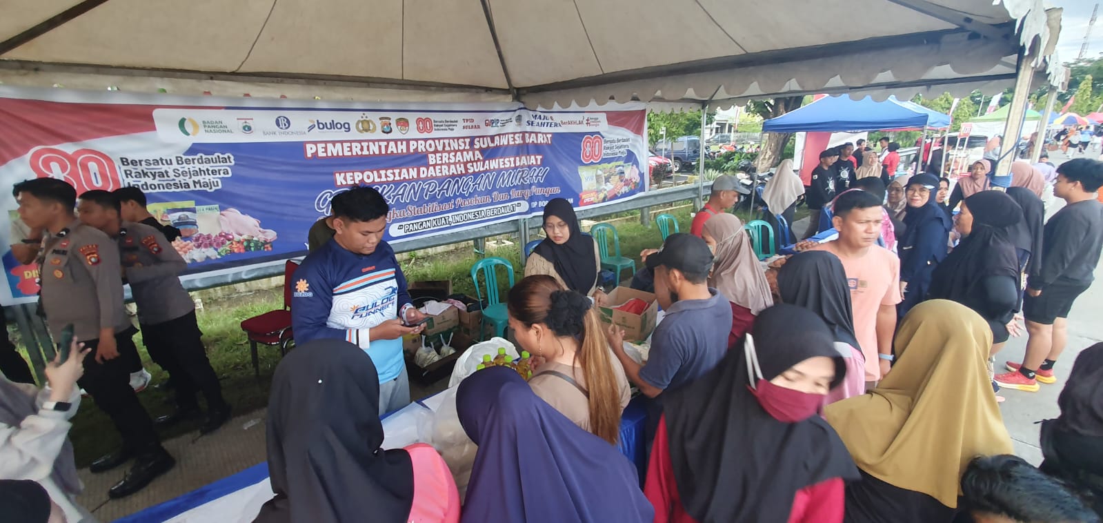 Gerakan Pangan Murah Pemprov Sulbar Warnai CFD Mamuju, Warga Antusias Berburu Sembako Terjangkau