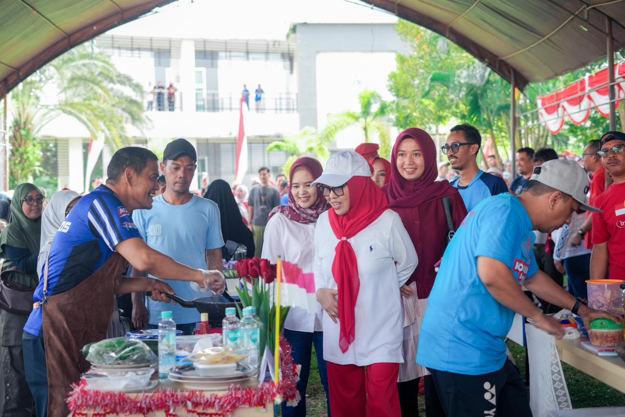 Kemeriahan HUT ke-80 RI : Kepala OPD Sulbar Unjuk Kebolehan di Lomba Makan Kerupuk dan Masak Nasi Goreng
