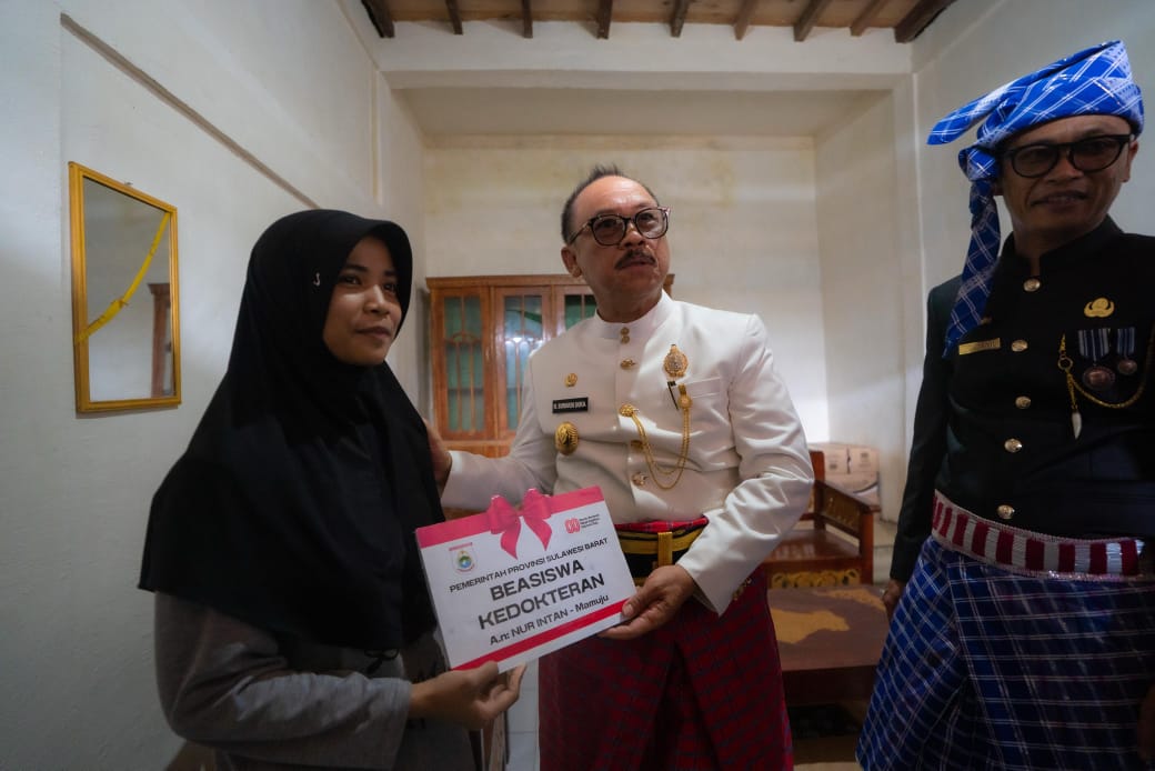 Momentum HUT RI ke-80, Plt Karo Pemkesra Dampingi Gubernur Sulbar, Sambangi Rumah Penerima Beasiswa