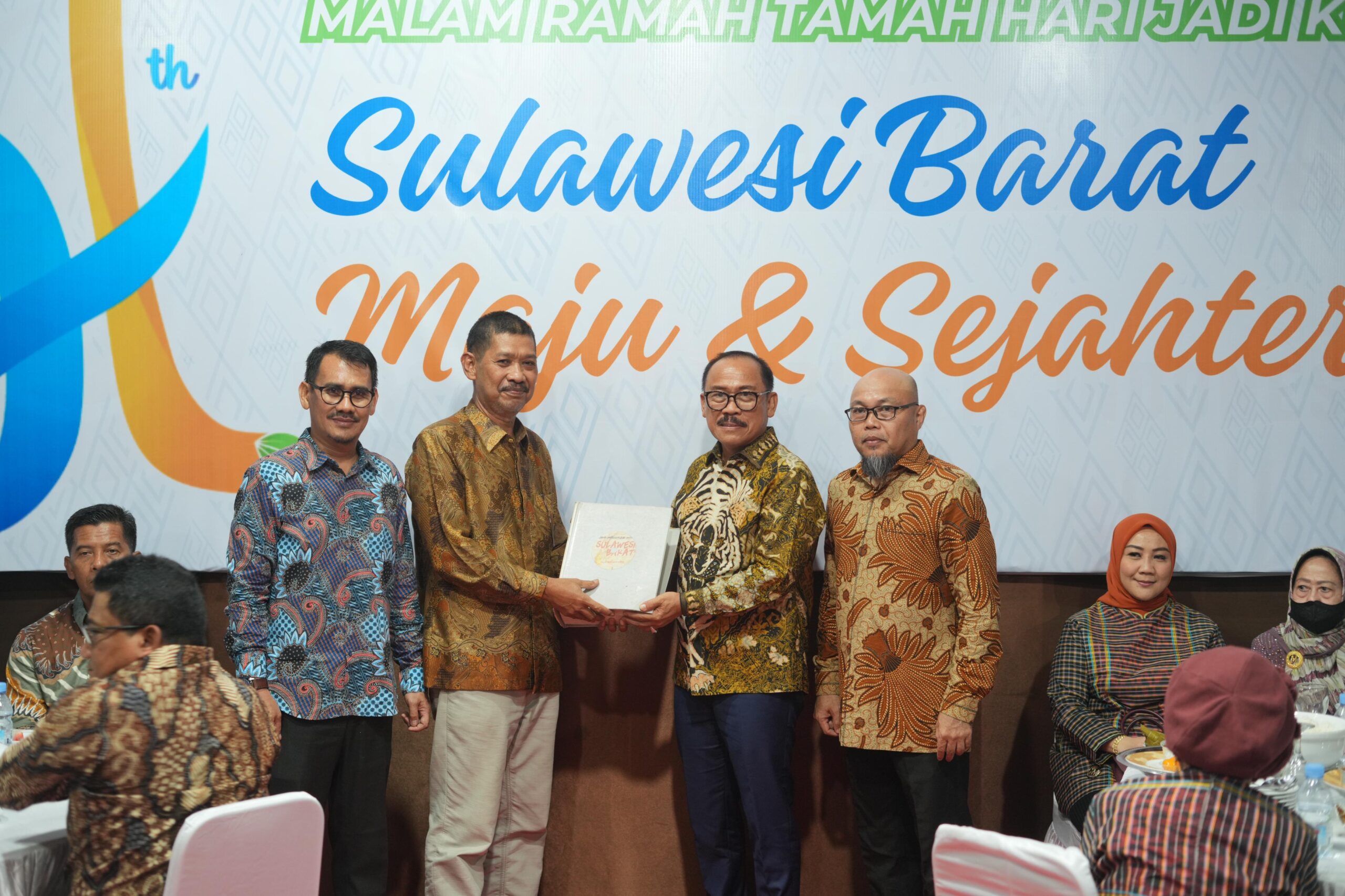 Malam Ramah Tamah HUT Sulbar ke-21, Dokumen Perjuangan Diserahkan ke Gubernur SDK