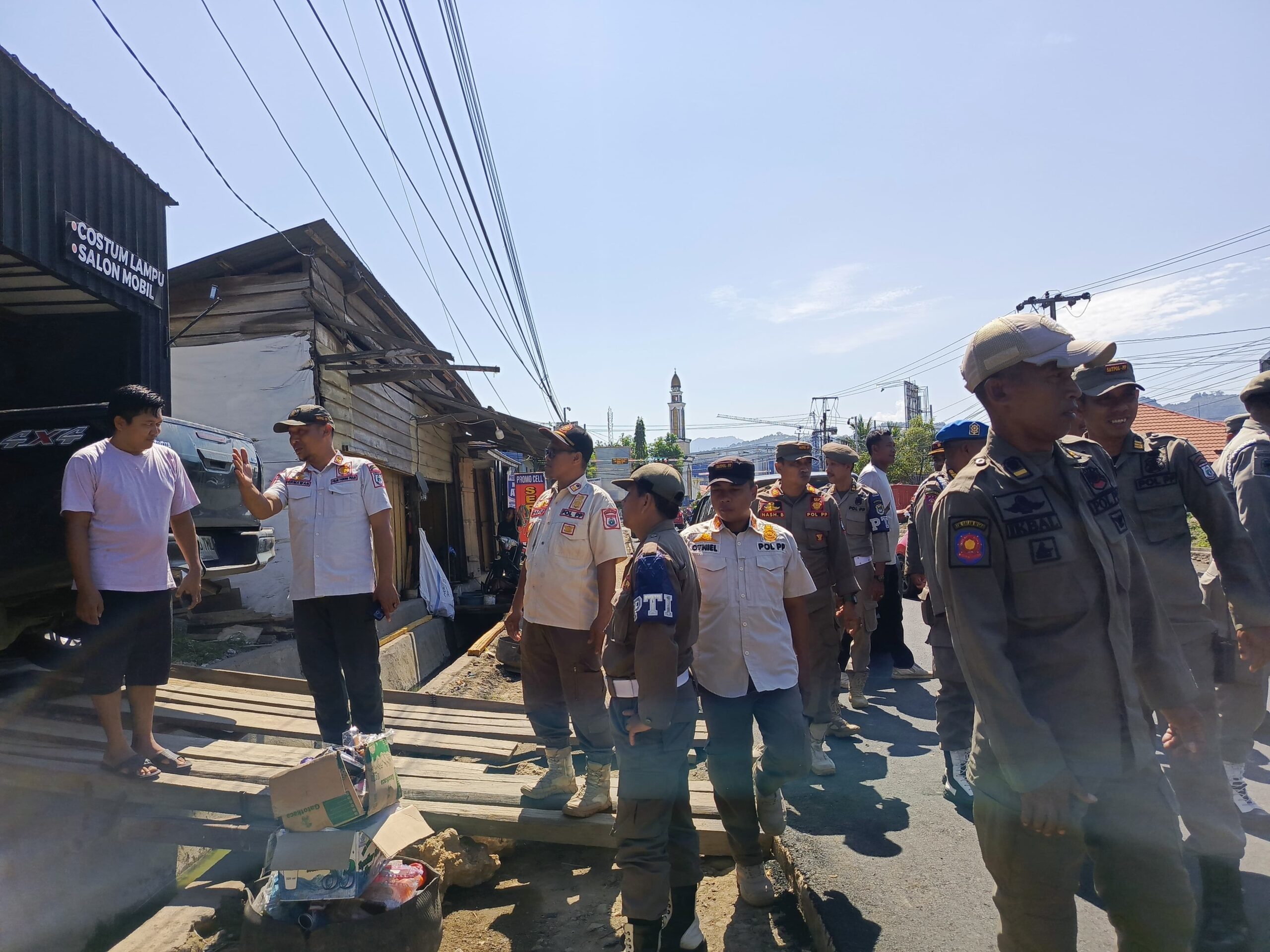 Satpol PP Sulbar Beri Waktu 1 Minggu untuk Bangunan di Atas Drainase di Jalan RE Martadinata-Abd Malik Pattana Endeng Mamuju