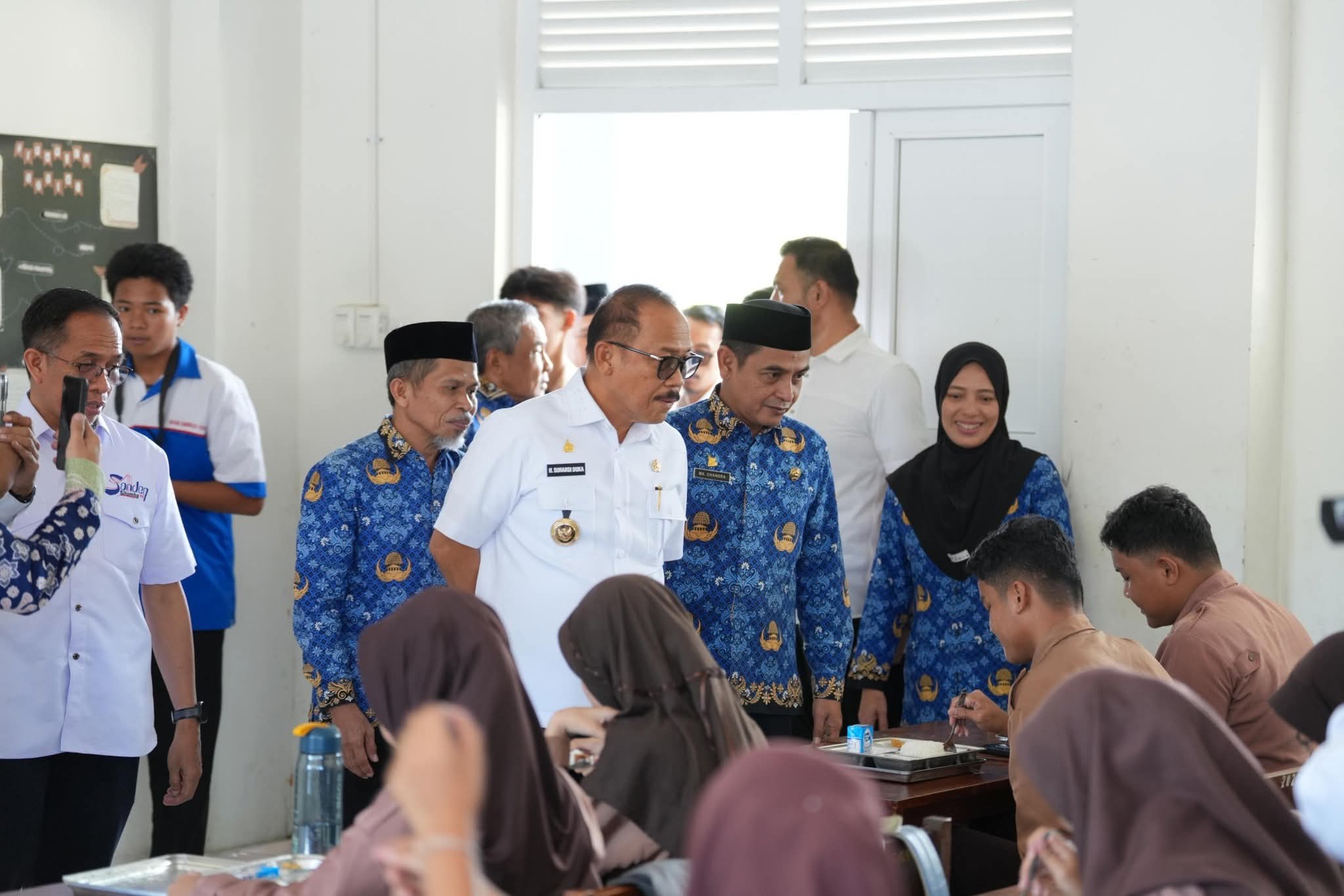 Kepala BPKPD Sulbar Dampingi Gubernur Suhardi Duka Tinjau SMKN 1 Rangas, Pastikan Program MBG Berjalan Lancar