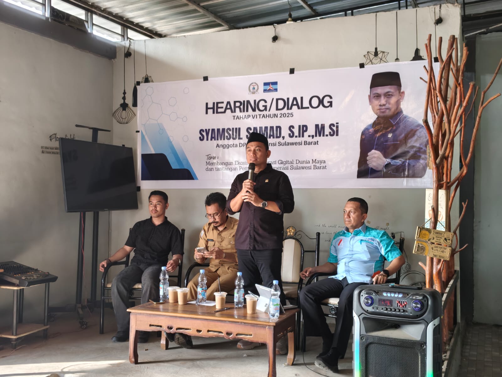 Plt. Kadis Kominfopers Jadi Narasumber Hearing Dialog Ketua Komisi I DPRD Sulbar