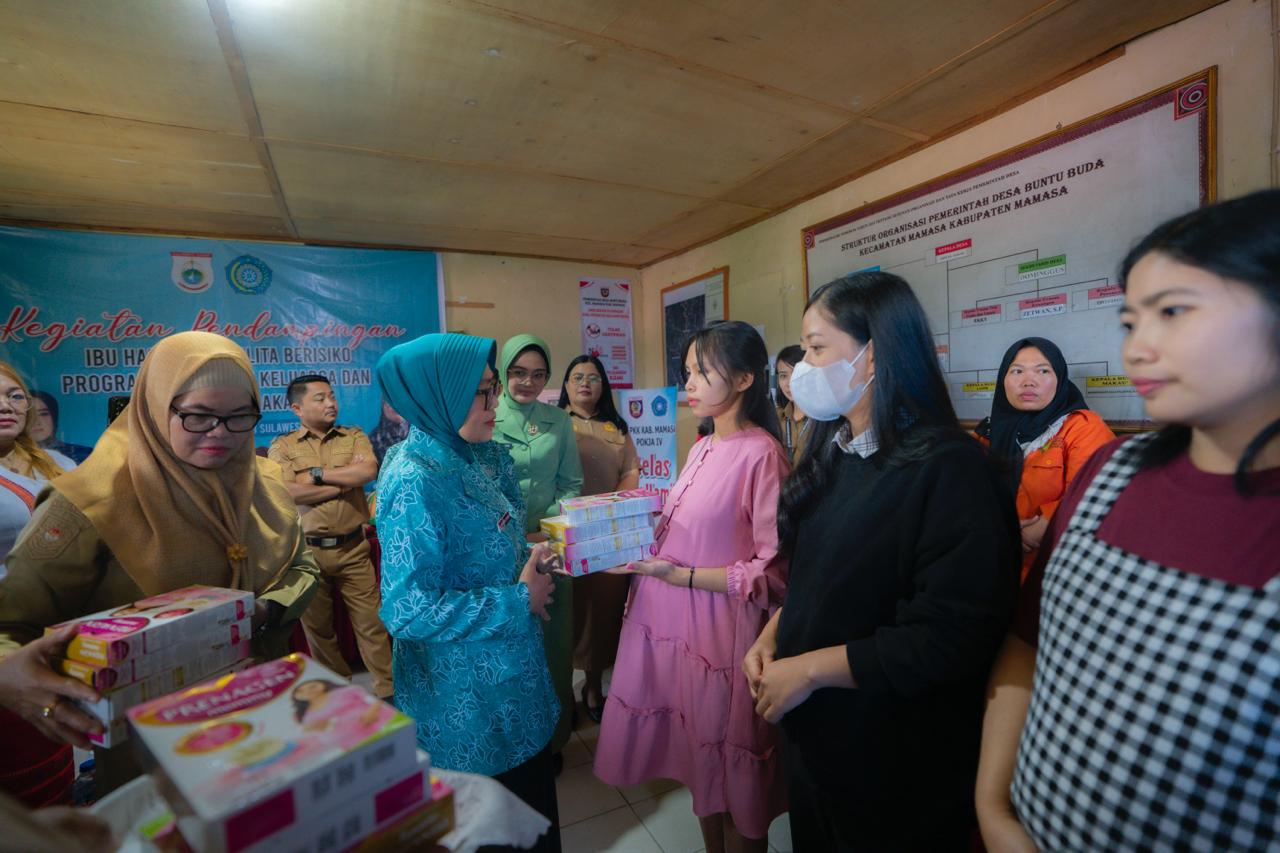 TP PKK dan Dinkes Sulbar Intervensi Gizi Ibu Hamil melalui Pemberian Susu Bumil di Lokus Program Pastipadu