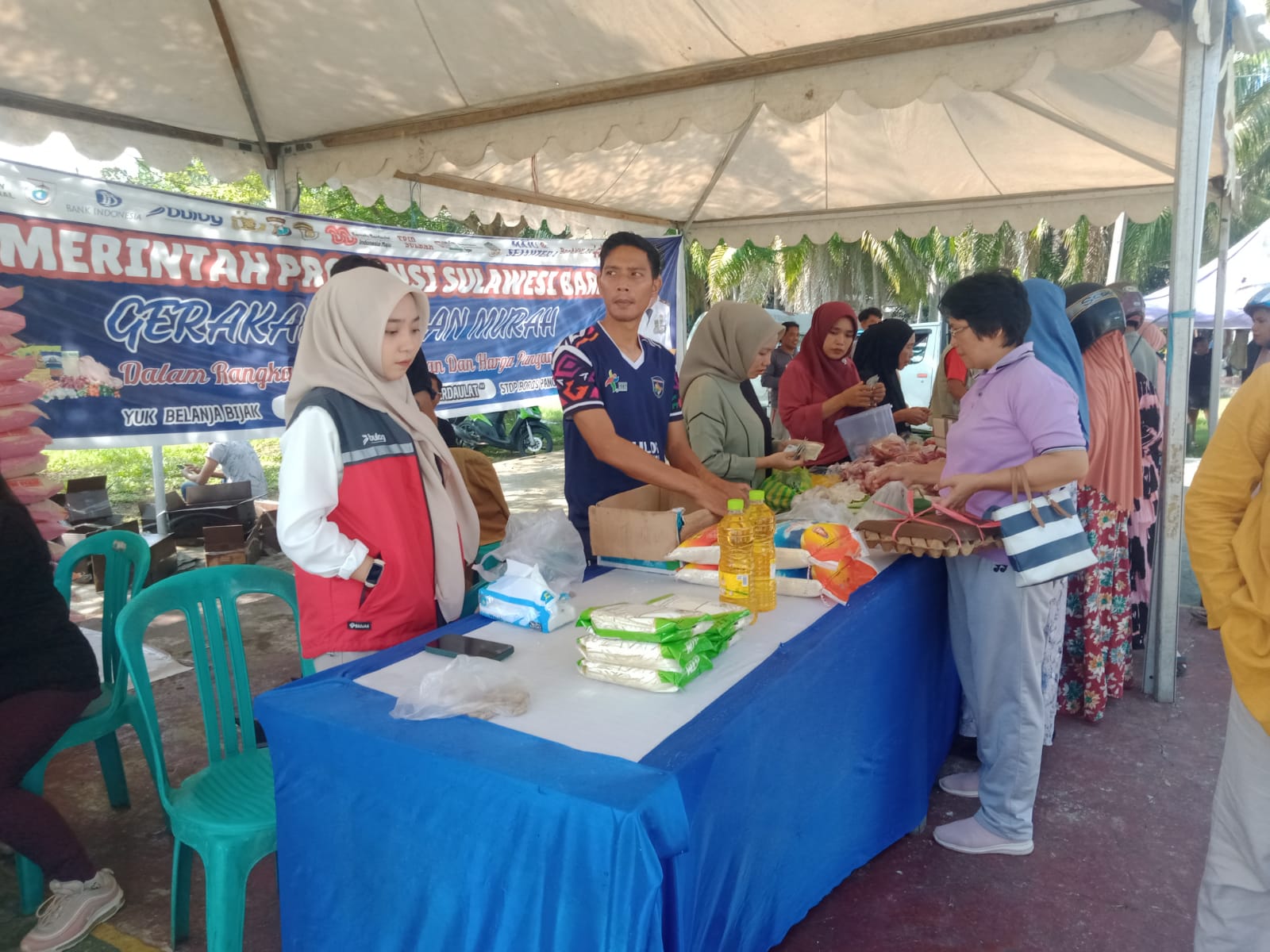 Dinas Ketapang Sulbar Gelar Pasar Murah, Masyarakat Antusias