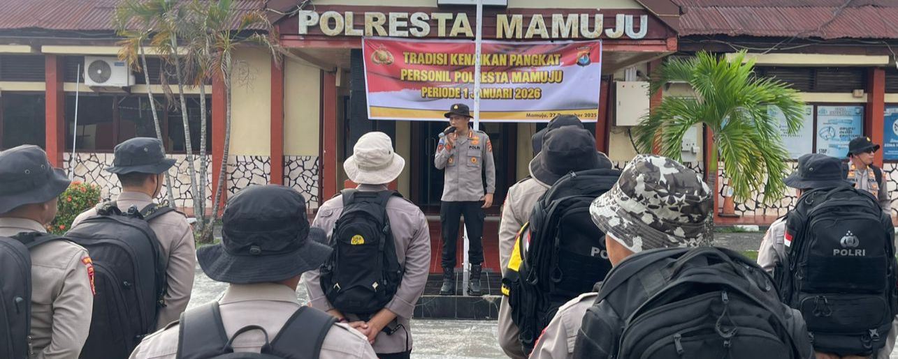 56 Personel Polresta Mamuju Jalani Tradisi Unik Kenaikan Pangkat dengan Membawa Beras untuk Warga