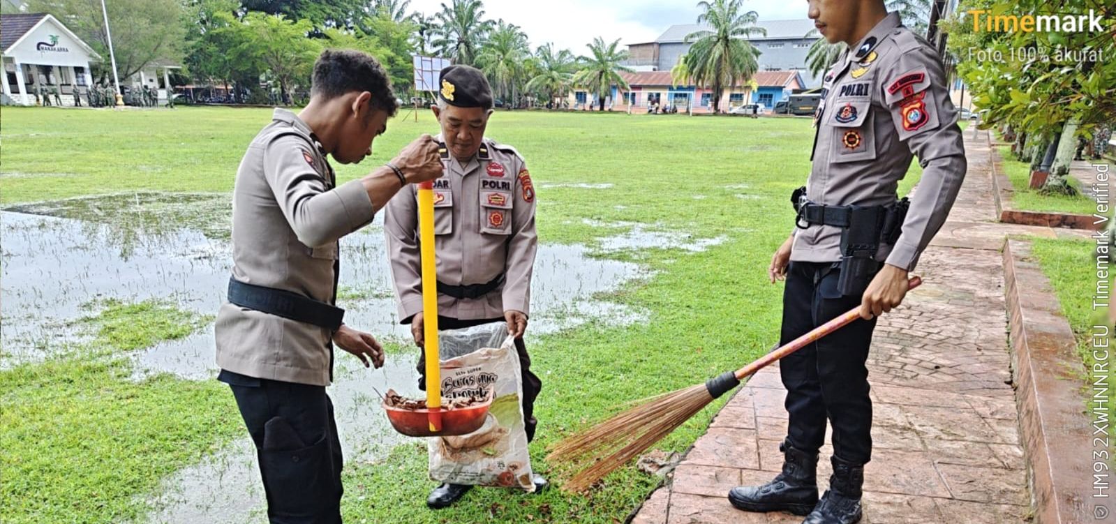 Sambut HJK ke 8, Polresta Mamuju, TNI, dan ASN Pemda Mamuju Gelar Kerja Bakti