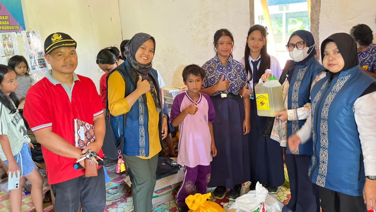 Dinsos Sulbar Salurkan Bantuan Sosial untuk Anak di LKS Timbu Paraban Mamasa