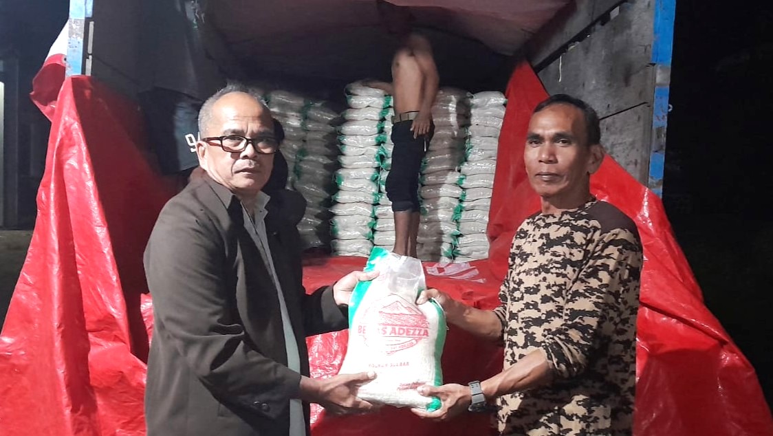 Dinsos Sulbar Salurkan Bantuan Beras untuk Warga Miskin Ekstrem di Mamasa