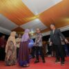 Gubernur Sulbar Bagikan Bingkisan Natal untuk Komunitas Ojek dan Penjual Sayur di Mamasa