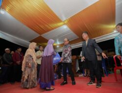 Gubernur Sulbar Bagikan Bingkisan Natal untuk Komunitas Ojek dan Penjual Sayur di Mamasa