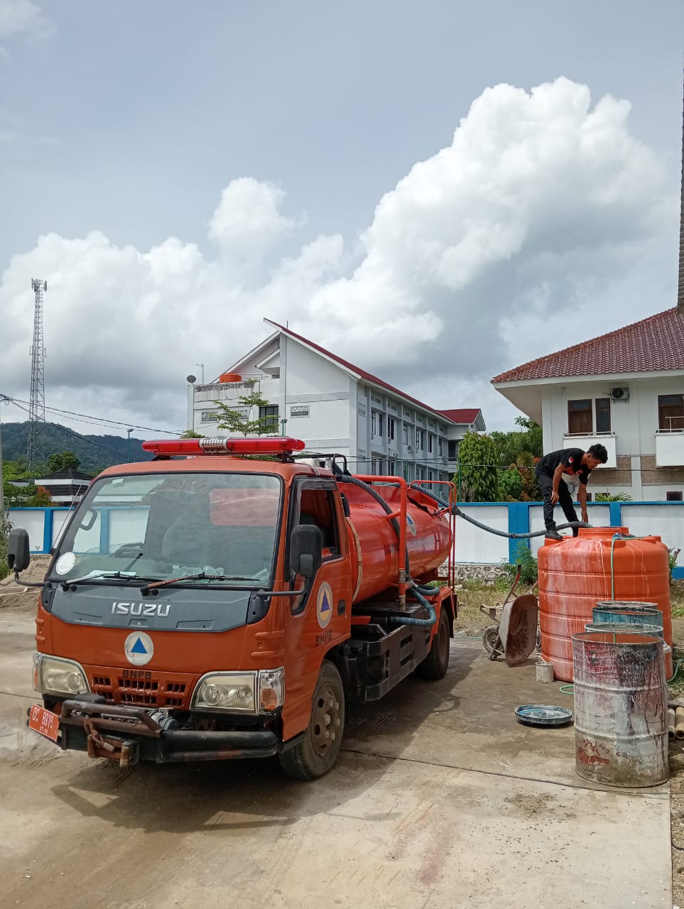 TRC BPBD Sulbar Kembali Distribusikan Air Bersih ke Kantor BNNP Sulawesi Barat