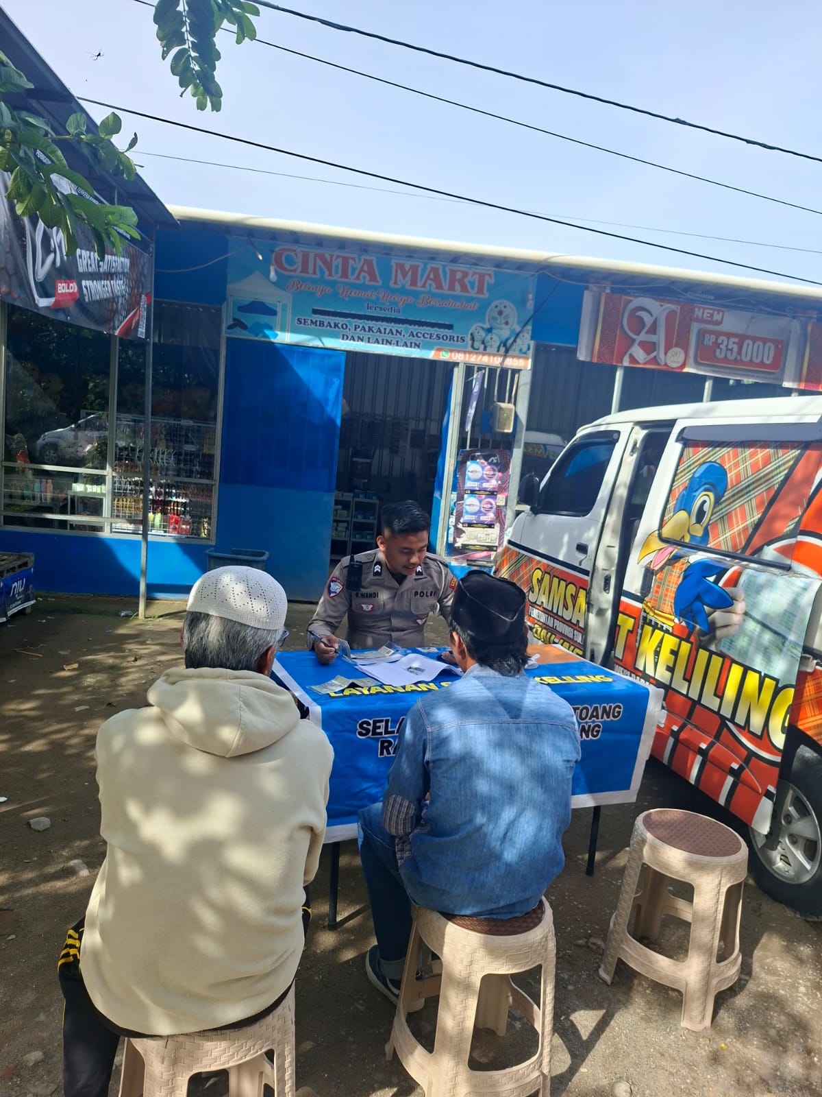 Bayar Pajak Sambil Belanja, Samsat Keliling UPTD Pajak Majene Rutin Layani Warga di Pasar Pellattoang