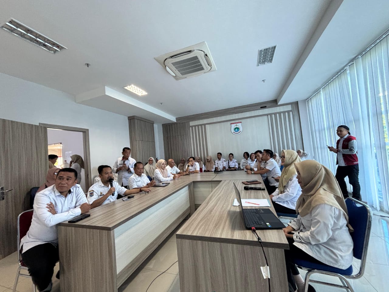 Terima Tim Sosialisasi, Bau Akram Dai : Dispoparekraf Siap Terapkan Pergub Nomor 22 Tahun 2025