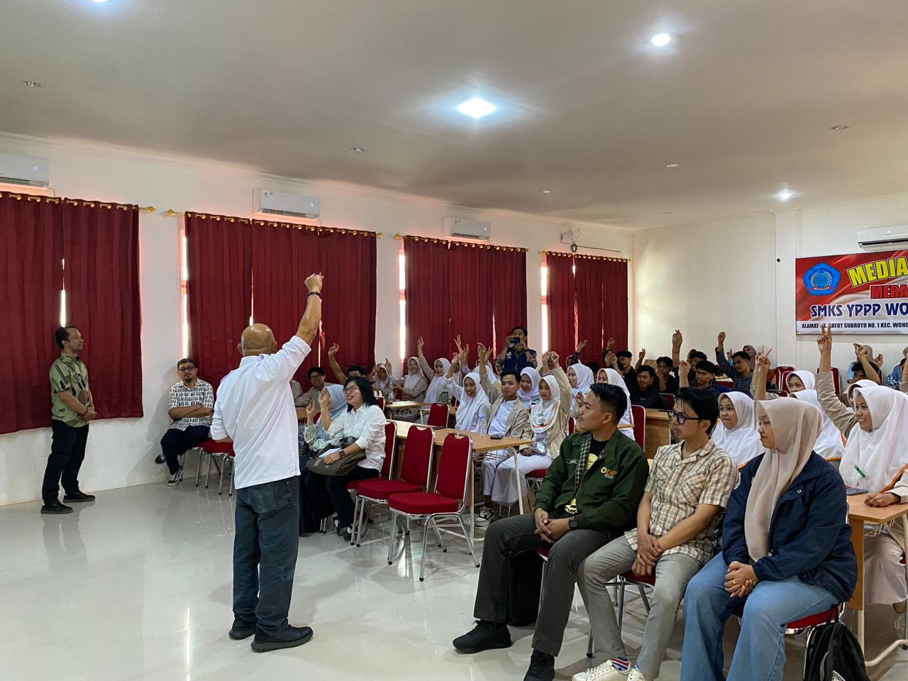 Kadisdikbud Sulbar Gandeng Mahasiswa KKN IHS, Validasi Data ATS di Polman