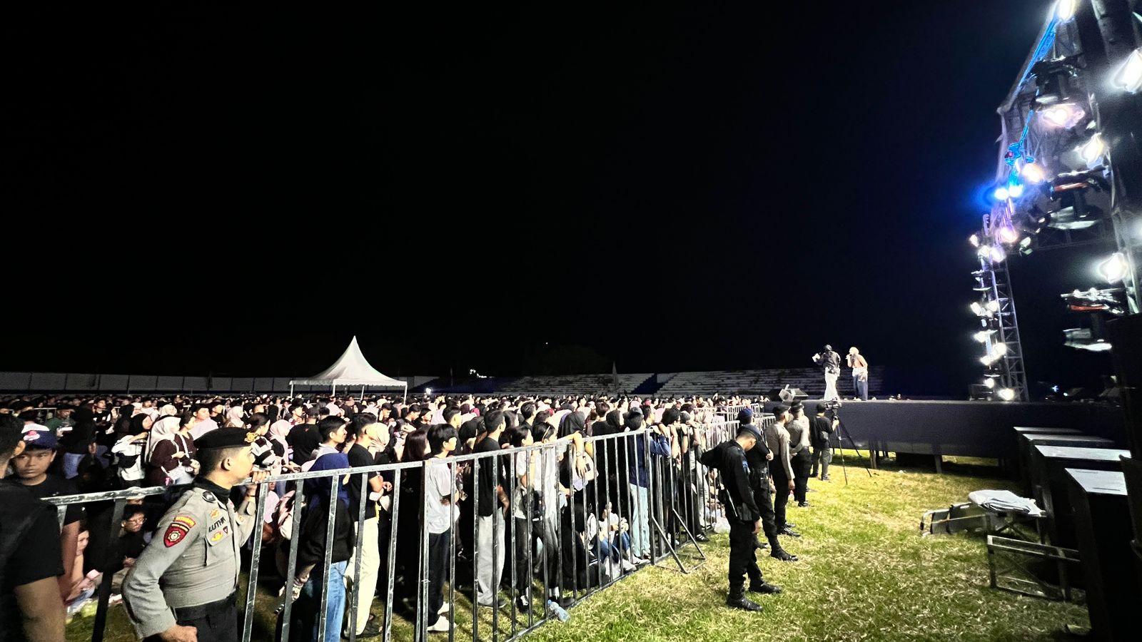 Konser Last Child Pecah! Ribuan Penonton Padati Stadion Manakarra Mamuju