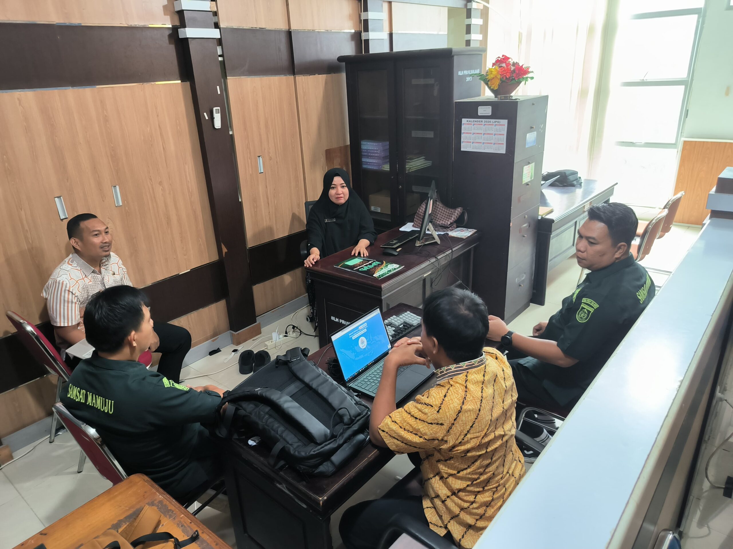 Bangun Sistem Pajak Terhubung, Tim IT Bapenda Sulbar Terima Kunjungan PDE Mamuju Bahas Data e-Samsat