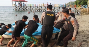 Sigap Antisipasi Air Pasang, Personil Polresta Mamuju dan Warga Evakuasi Banana Boat di Pantai Malawwa Demi Keselamatan Wisatawan