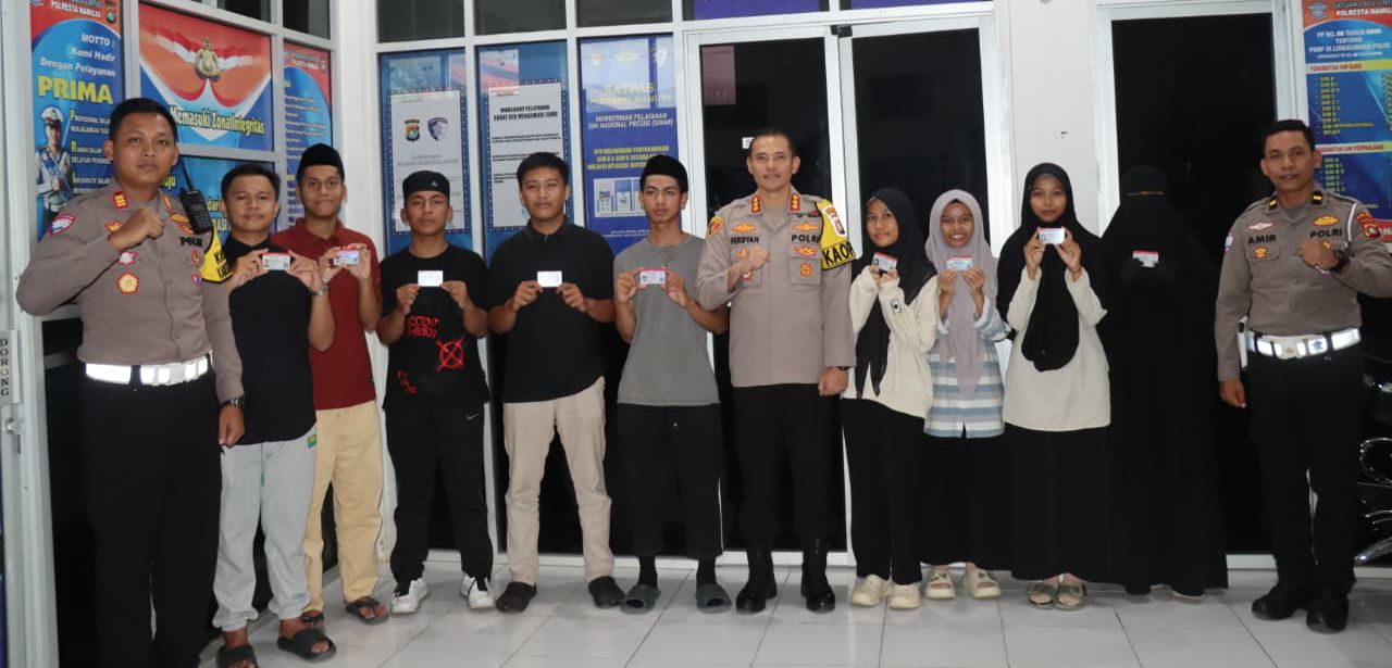 Kapolresta Mamuju Bagikan SIM Gratis Kepada 10 Pelajar Berprestasi