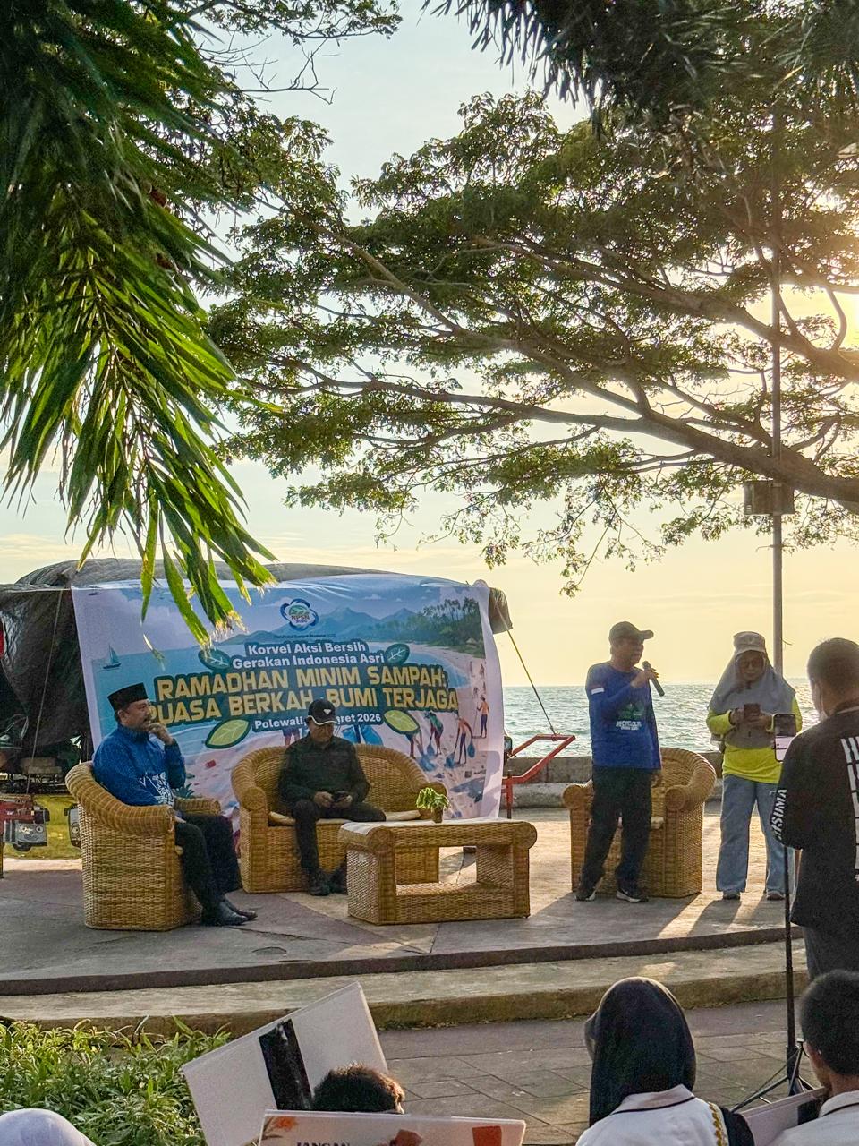 DLHK Sulbar Gelar Korvei Aksi Bersih “Ramadhan Minim Sampah” di Pantai Bahari Polman