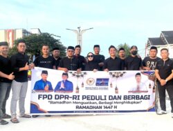 Zulfikar Suhardi Bersama Relawan Laskar Muda Turun ke Jalan Bagikan Takjil