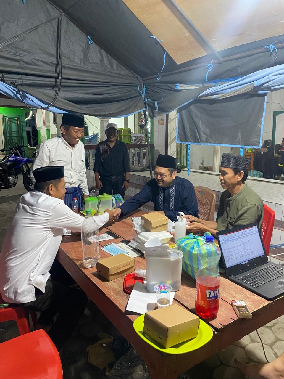 Dispoparekraf Sulbar Tunjukkan Solidaritas, Salurkan Bantuan bagi Korban Kebakaran di Kampung Tulu Polman