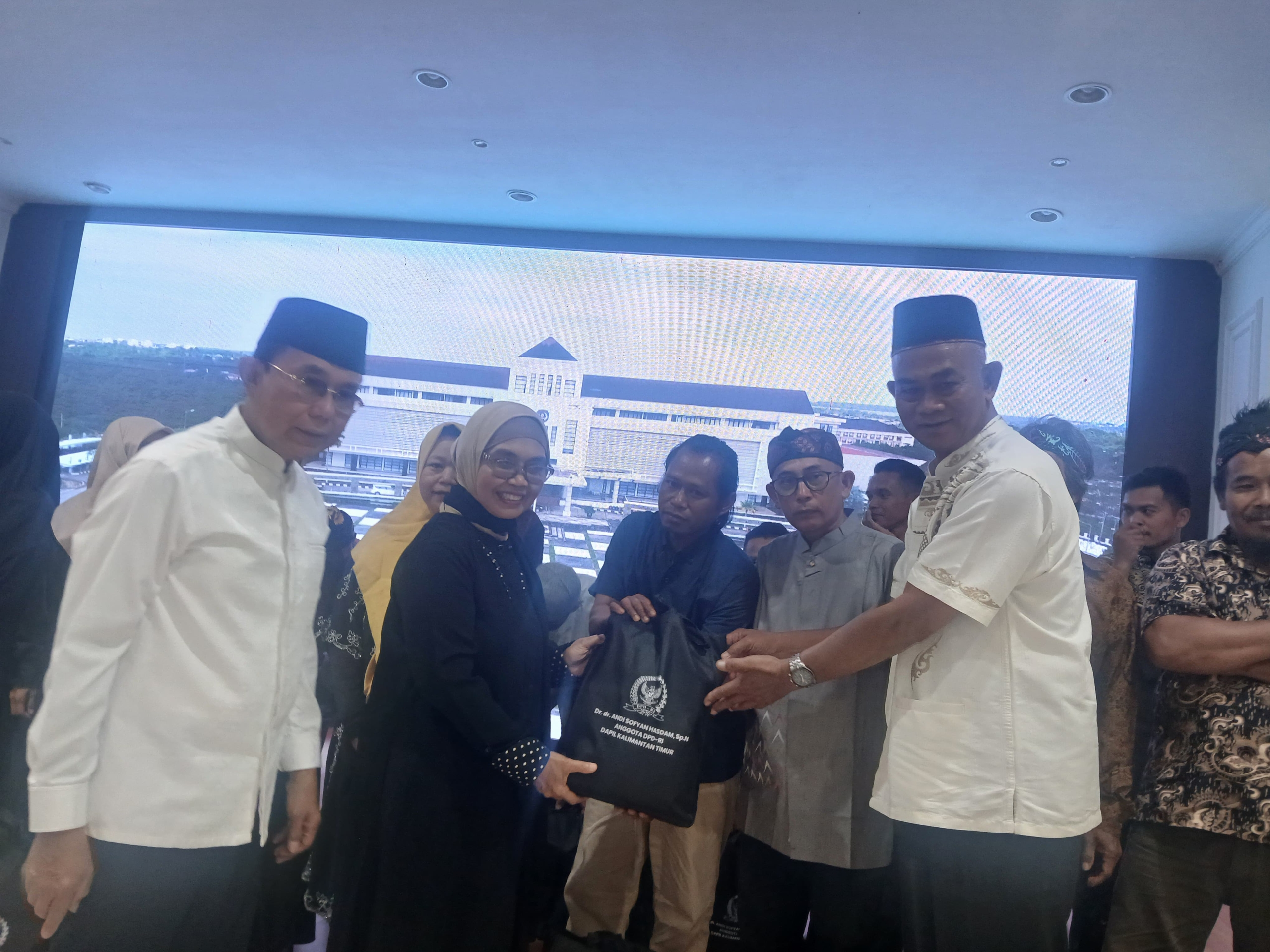 Buka Puasa Bersama PWSB, Wali Kota Salurkan Sembako ke 25 Warga