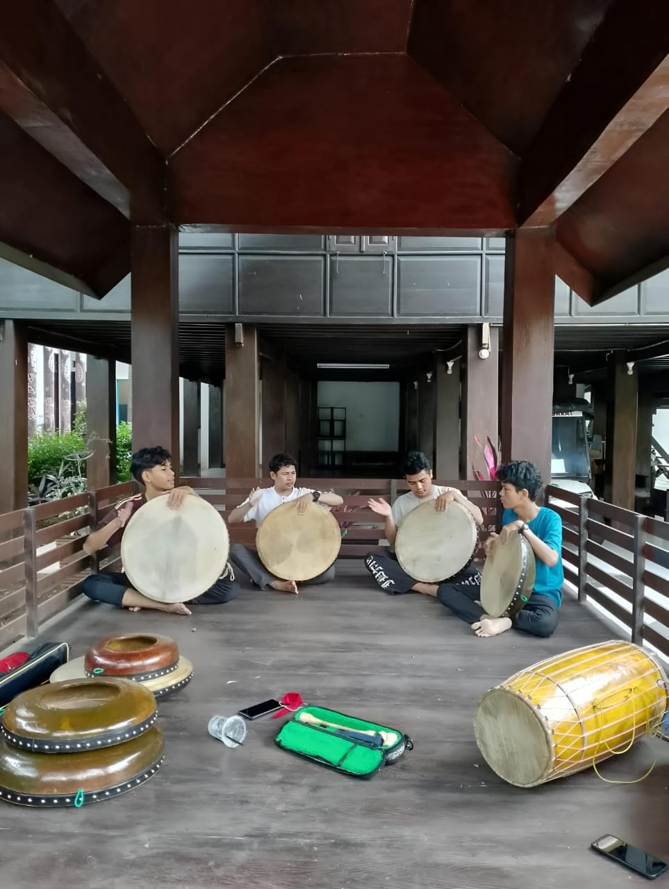 Generasi Muda Jakarta Bangga Belajar Budaya Mandar melalui Musik Tradisional Rawana Mandar
