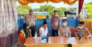 Petugas Pos Pelayanan Ops Ketupat Polresta Mamuju Berikan Layanan Kesehatan Gratis bagi Sopir dan Pedagang