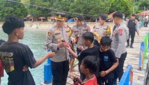 Humanis di Pantai Malawwa, Kapolresta Mamuju Bagikan Minuman untuk Anak Usai Berenang