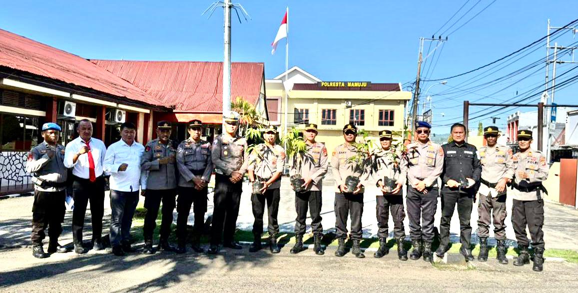 Polresta Mamuju Peduli Lingkungan, Tanam Pohon Hadapi Dampak Cuaca Panas El Nino